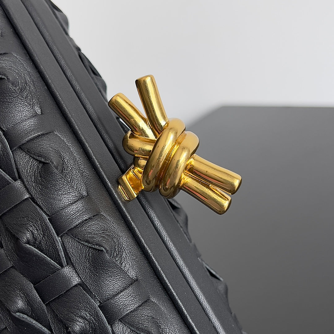 Exquisite Bottega Veneta Woven Leather Clutch With Gold Knot Accent For Luxury Occasions BV717622