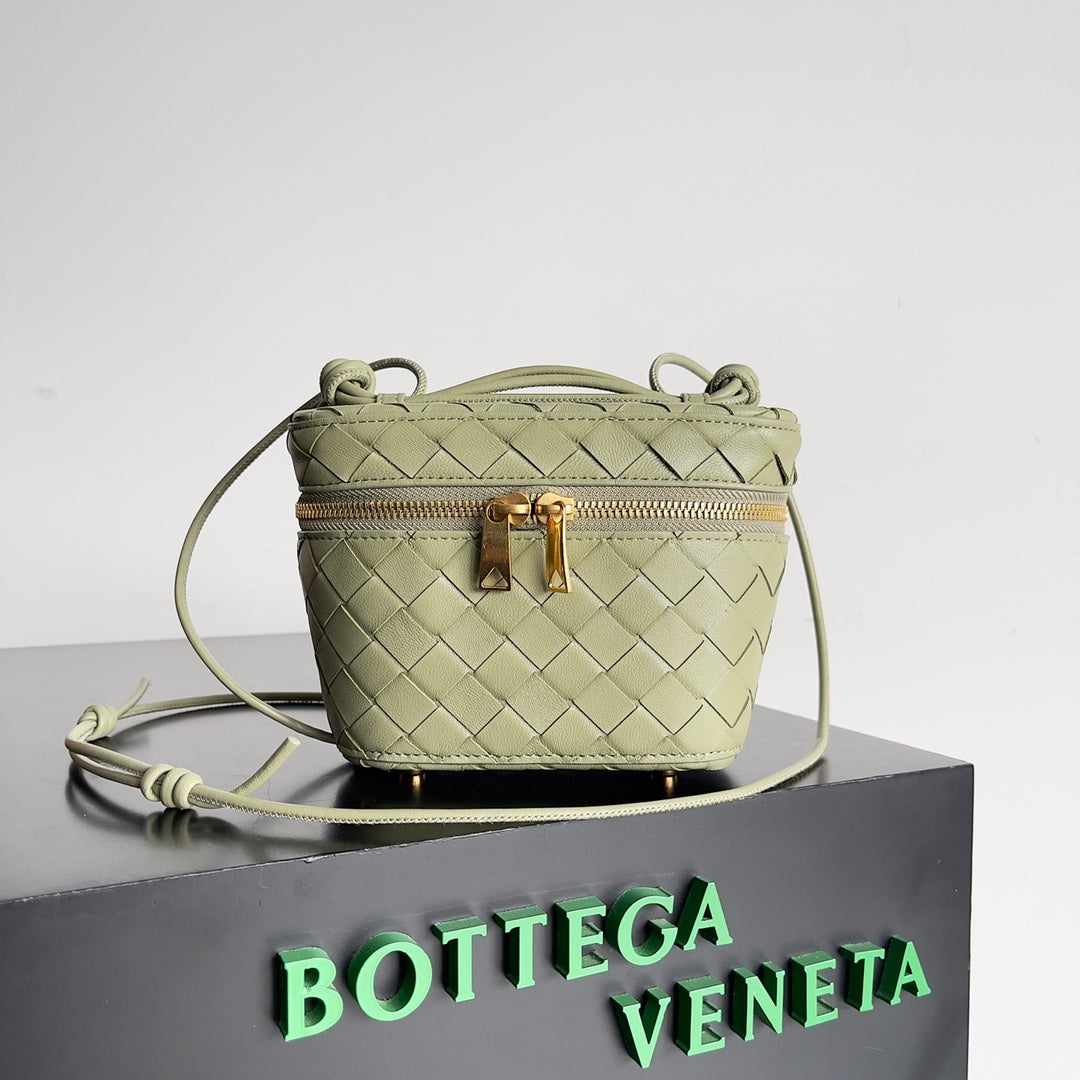 Chic Bottega Veneta Intrecciato Leather Crossbody Bag for Timeless Fashion Statements BV743551