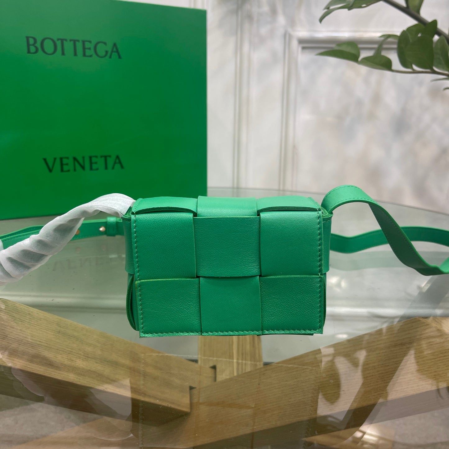 Bottega Veneta Cassette Bag White Leather Green Trim Intrecciato Weave Design Style No.6902