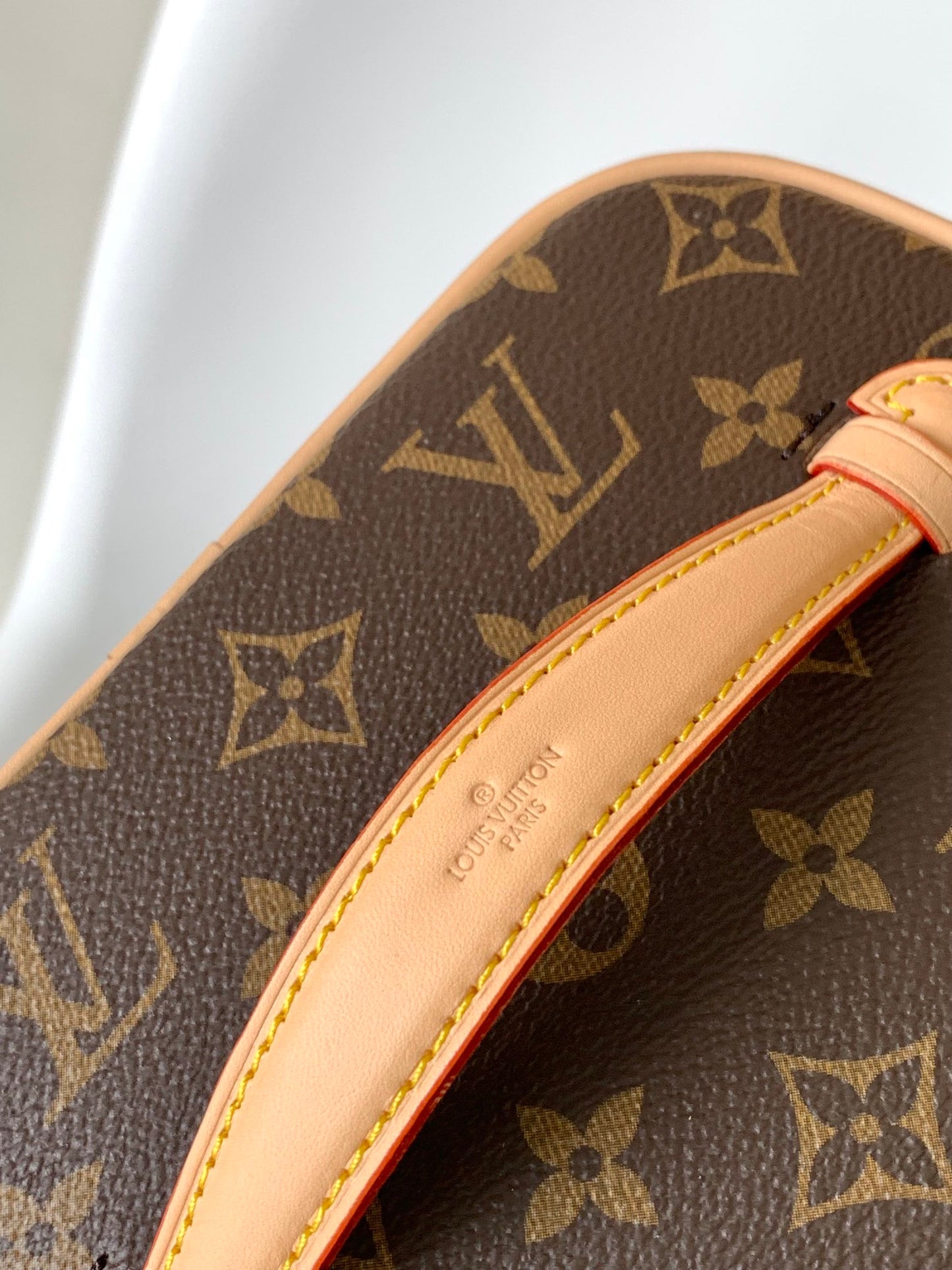 Elegant Louis Vuitton Monogram Vanity Case with Top Handle and Gold Zippers
