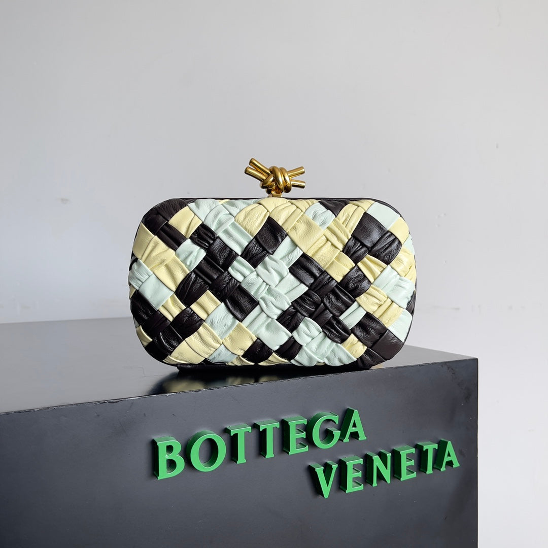 Exquisite Bottega Veneta Woven Leather Clutch With Gold Knot Accent For Luxury Occasions BV717622