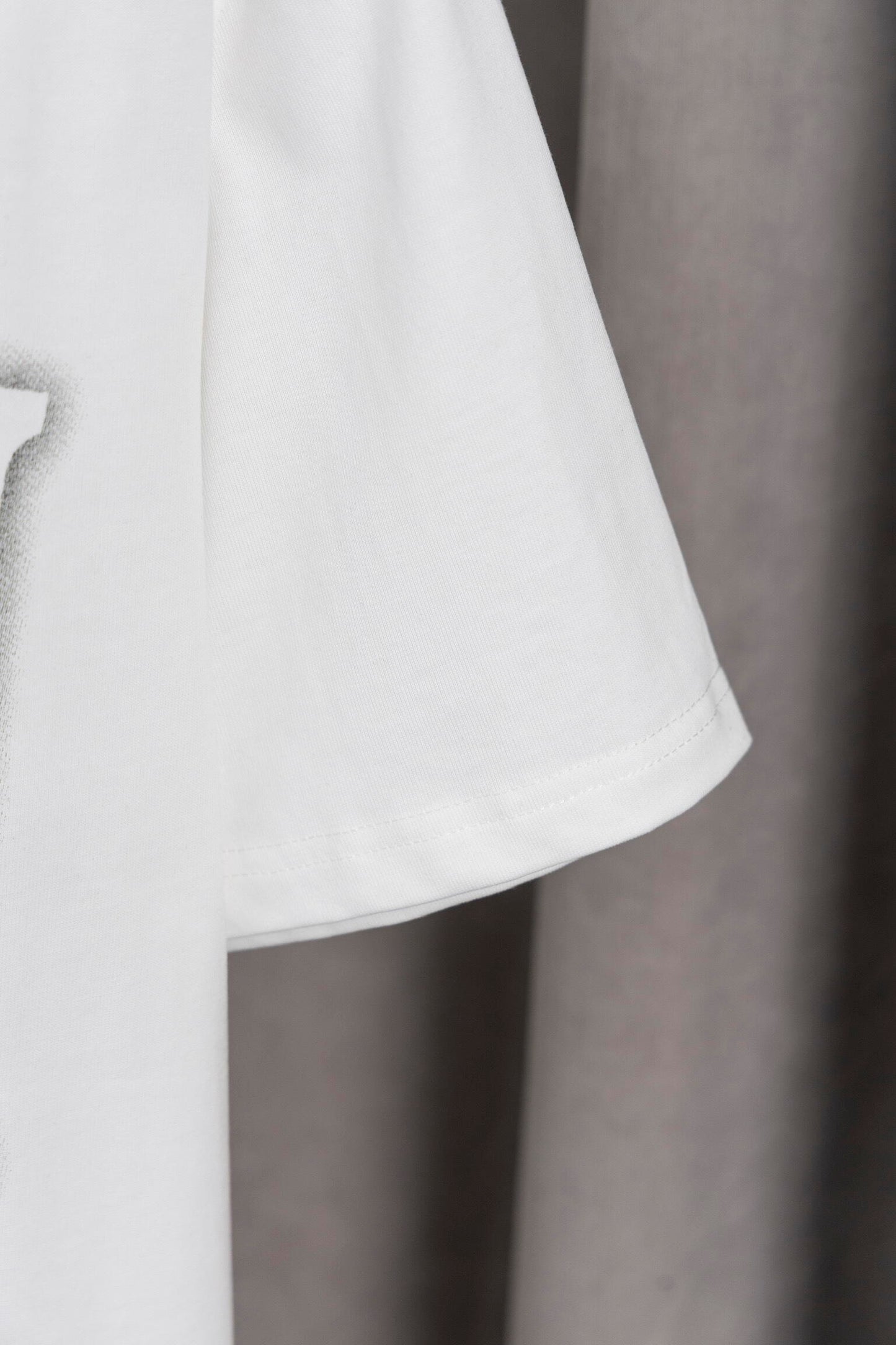 AMIRI White/Black Graphic Tee With Bold Logo For Trendy Streetwear Enthusiasts