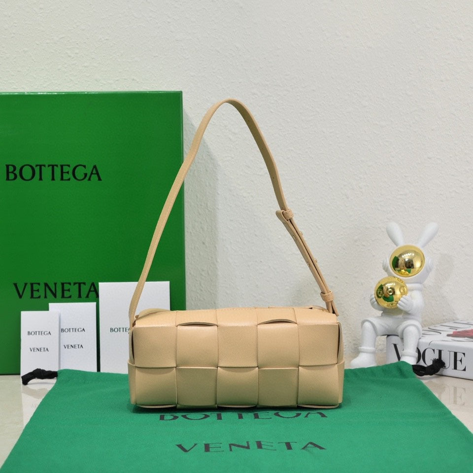 Elegant Bottega Veneta Woven Leather Shoulder Bag For Timeless Fashion Statements Product Code:9305