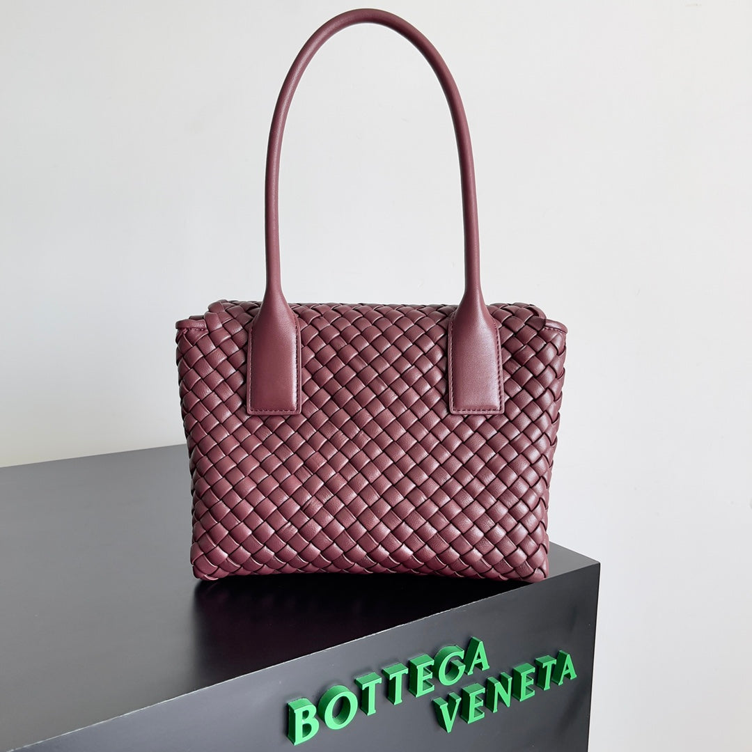 Bottega Veneta White Woven Leather Handbag Elevate Style With Timeless Craftsmanship And Chic Design BV709420