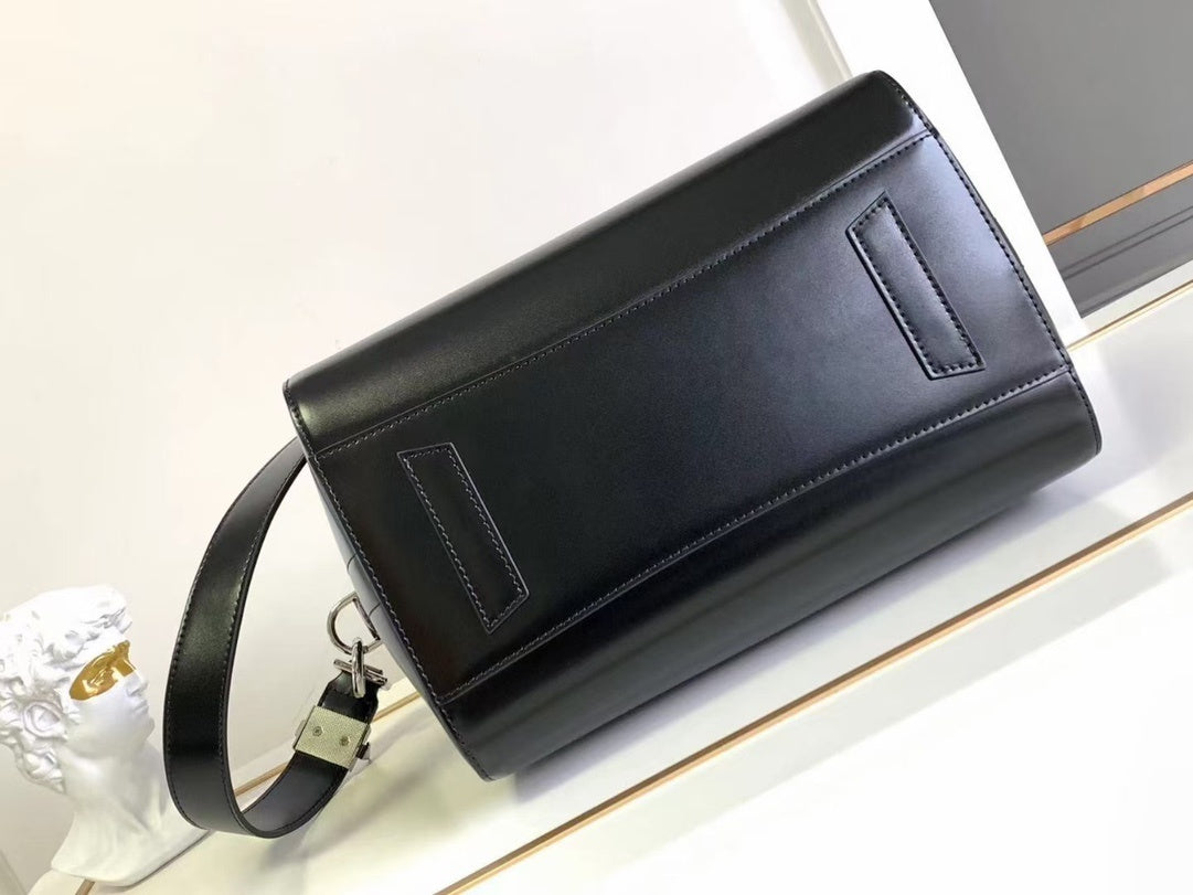 Givenchy Black Leather Antigona Handbag With Logo Embossing 9981