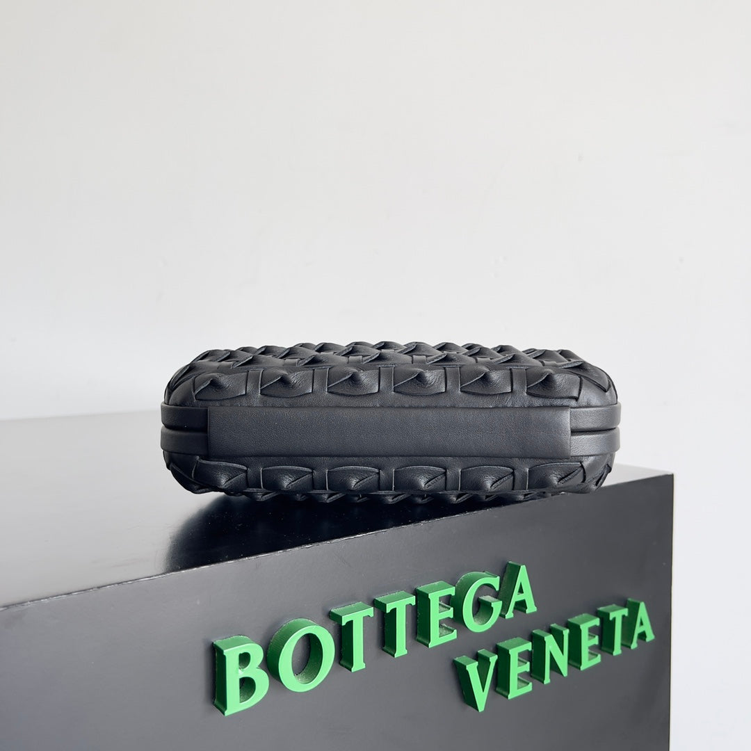 Exquisite Bottega Veneta Woven Leather Clutch With Gold Knot Accent For Luxury Occasions BV717622