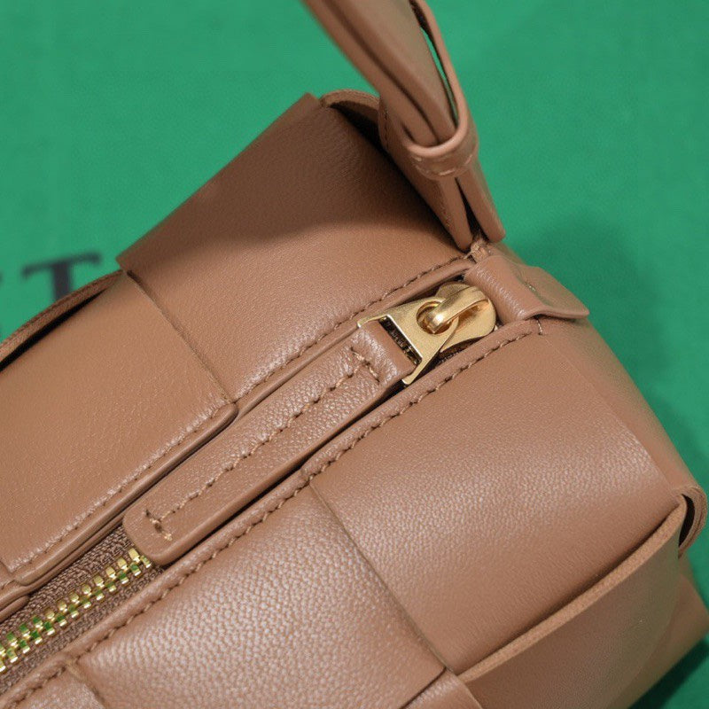 Elegant Bottega Veneta Woven Leather Shoulder Bag For Timeless Fashion Statements Product Code:9305