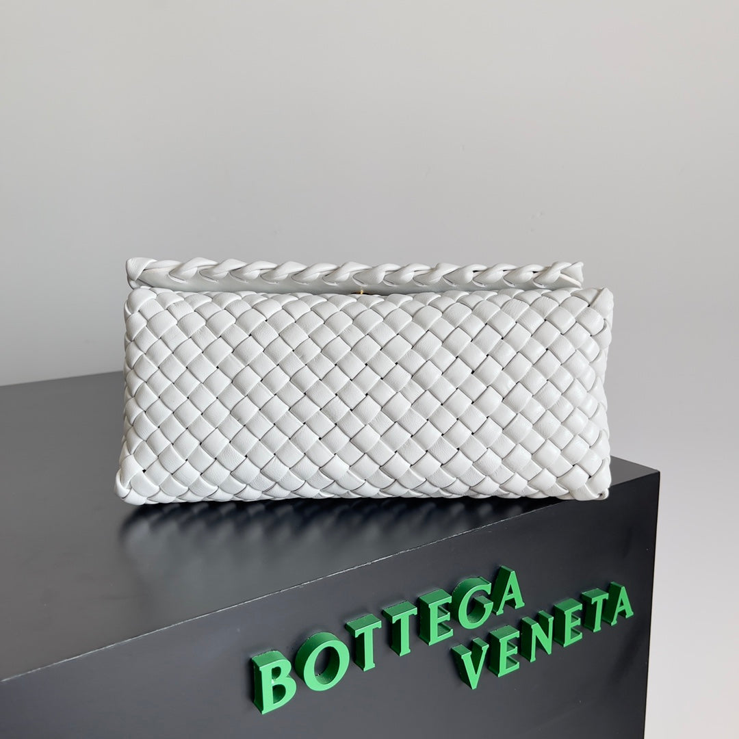 Bottega Veneta White Woven Leather Handbag Elevate Style With Timeless Craftsmanship And Chic Design BV709420