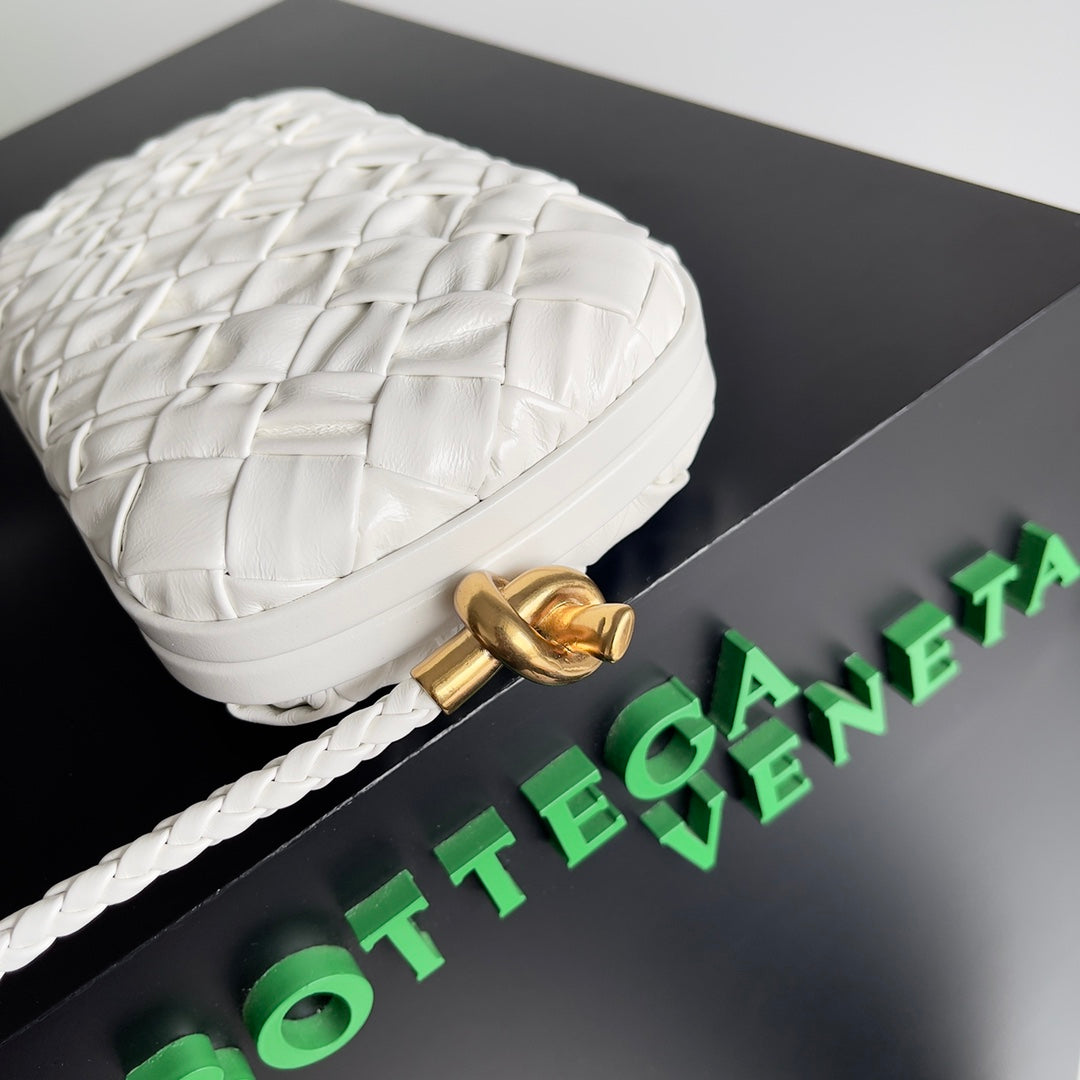 Bottega Veneta White Woven Leather Shoulder Bag With Braided Strap And Gold Hardware BV717623