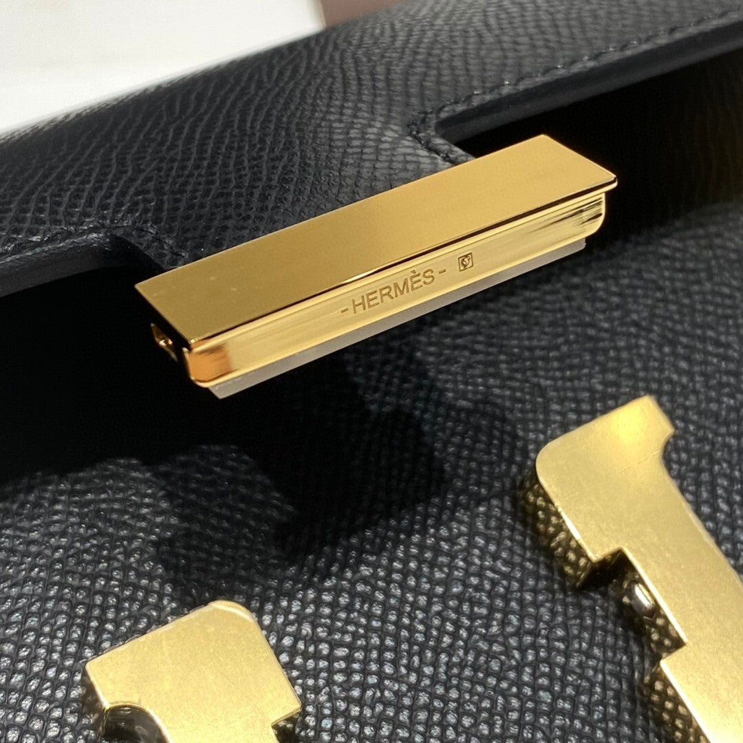 Sophisticated Hermès - Style Black Leather Crossbody Bag with Gold H Buckle p66