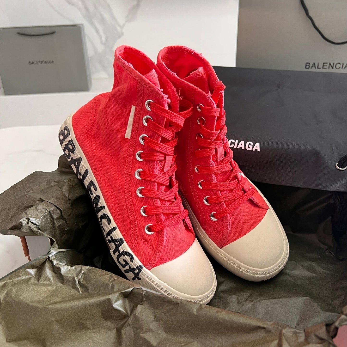 Balenciaga Unisex Red High-Top Canvas Sneakers with Brand Logo Sole for Luxury Street Fashion
