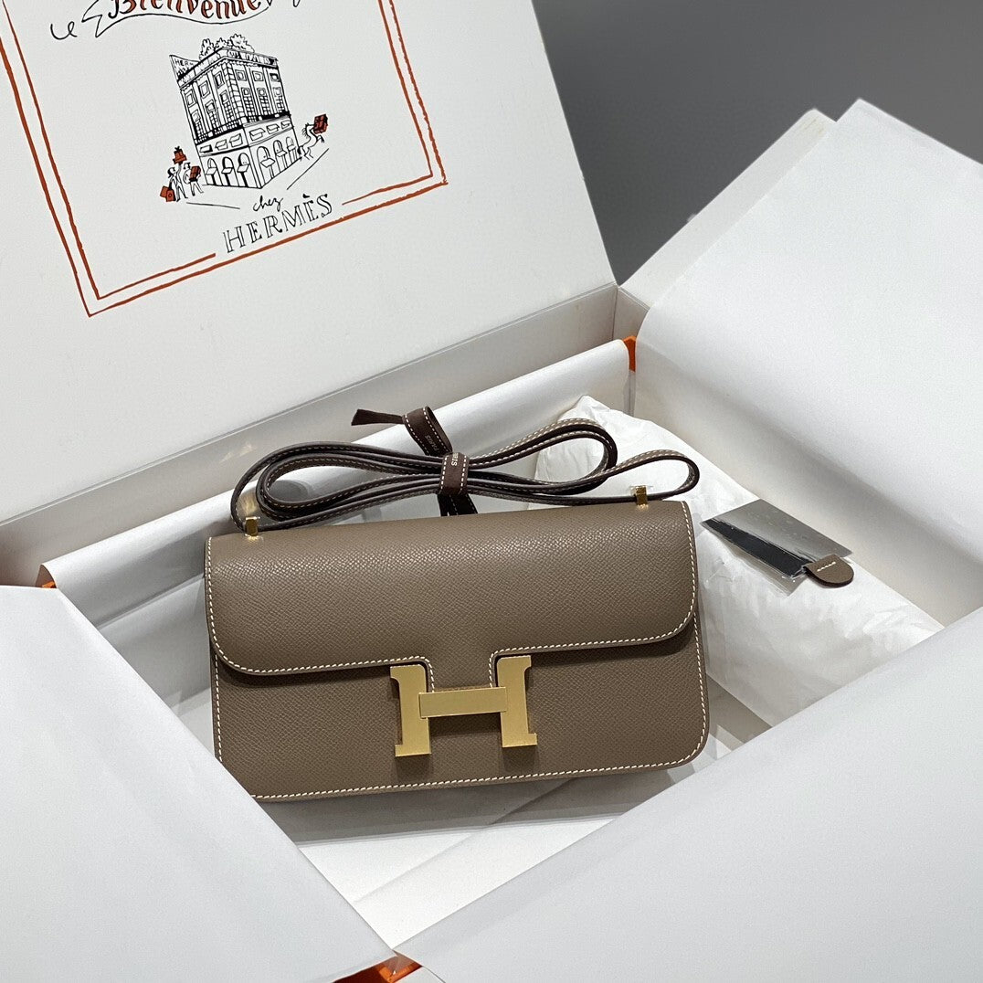 Sophisticated Hermès - Style Black Leather Crossbody Bag with Gold H Buckle p66