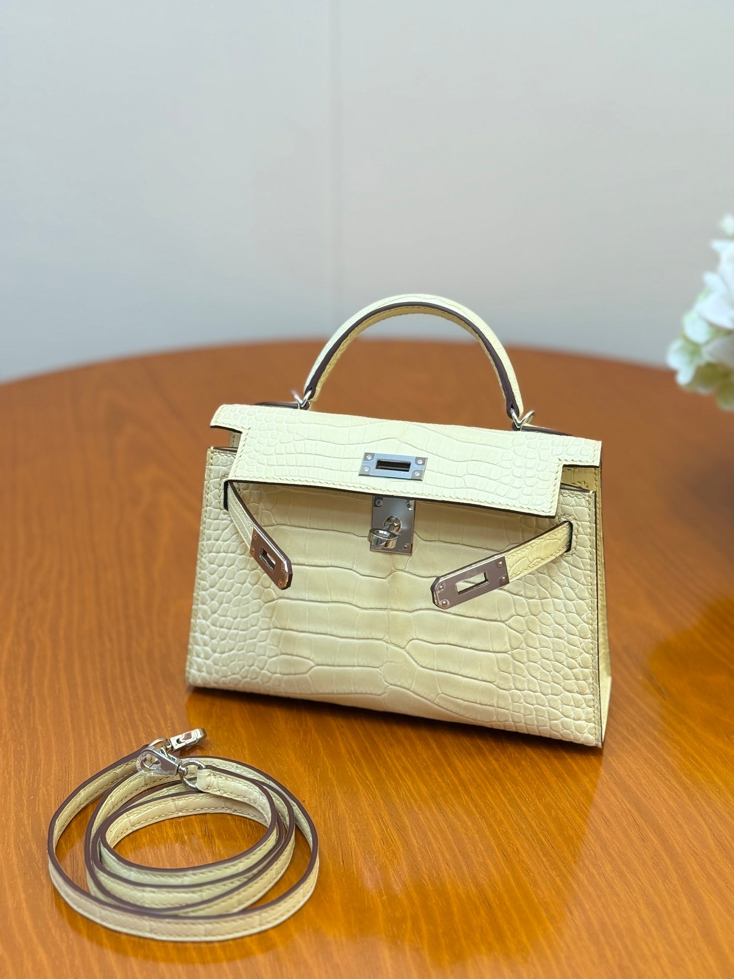 Elegant Hermès Kelly Bag in Cream Crocodile Leather with Strap 1920