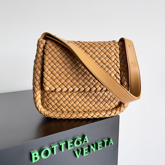 Bottega Veneta Woven Leather Crossbody Bag With Distinctive Pattern And Adjustable Strap Style No.709418