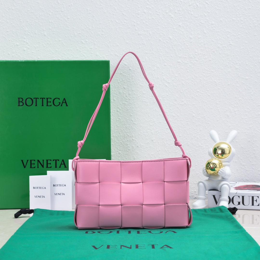 Stylish Bottega Veneta Woven Shoulder Bag Elevate Fashion With Timeless Design BV7741
