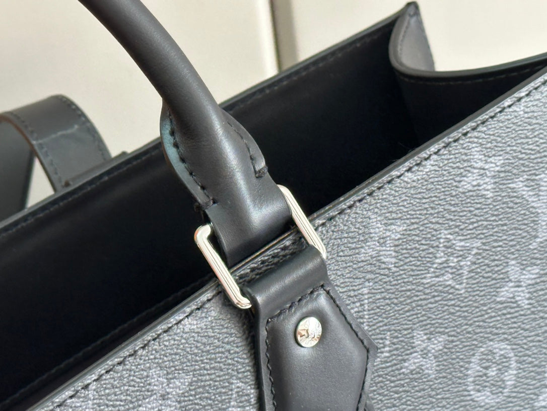 Stylish Louis Vuitton Monogram Canvas Tote Bag with Leather Accents for Luxury Lovers M47059