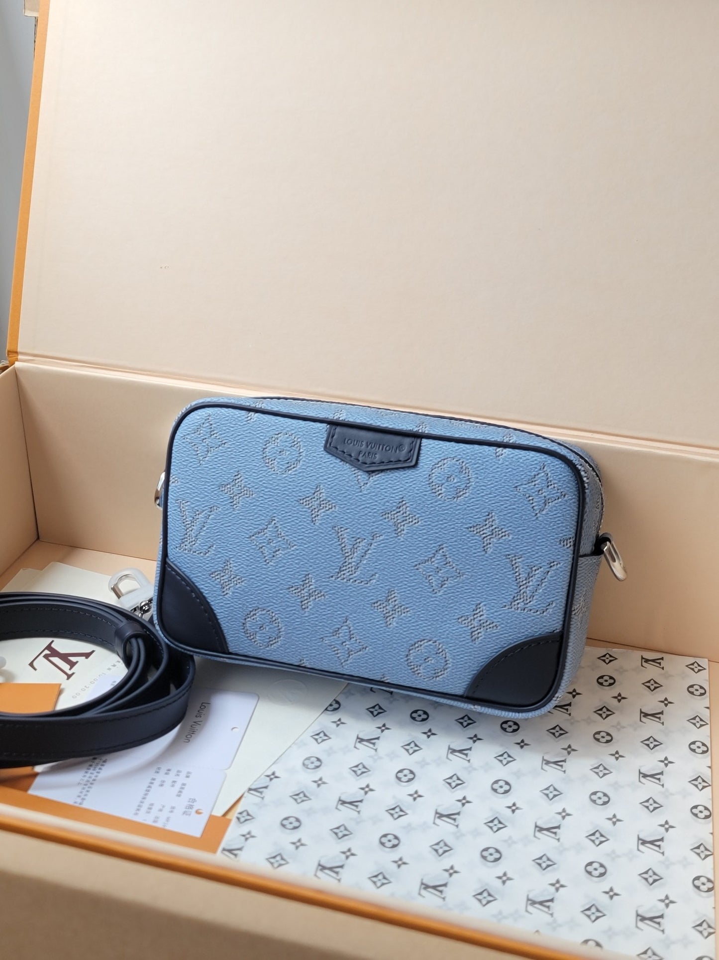 Elegant Louis Vuitton Crossbody Bag In White Monogram Canvas With Brown Trim