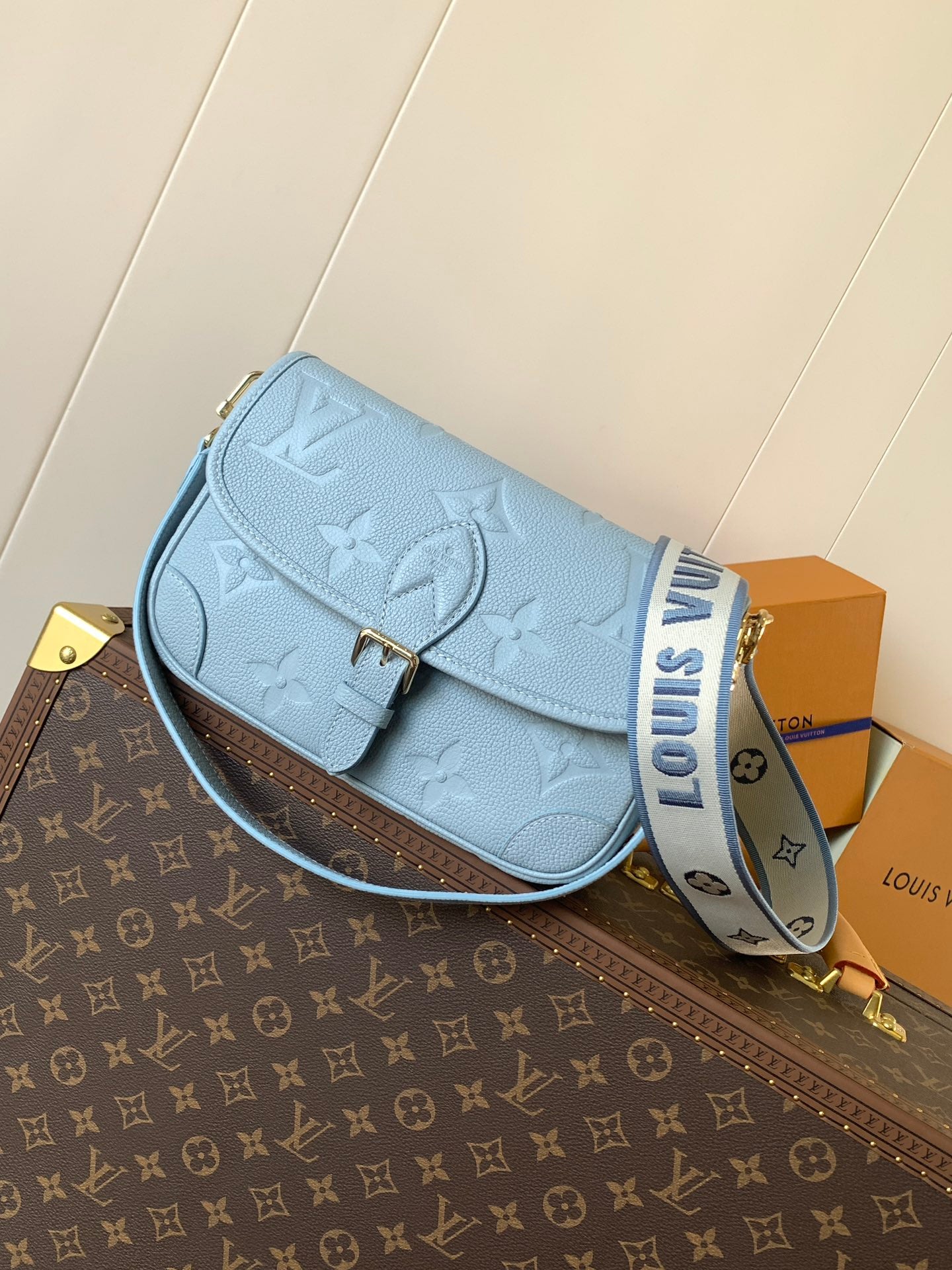 Stylish Louis Vuitton Handbag with Monogram Print and Adjustable Strap for Fashion Enthusiasts