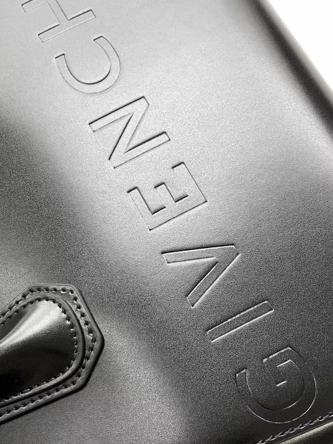 Givenchy Black Leather Antigona Handbag With Logo Embossing 9981
