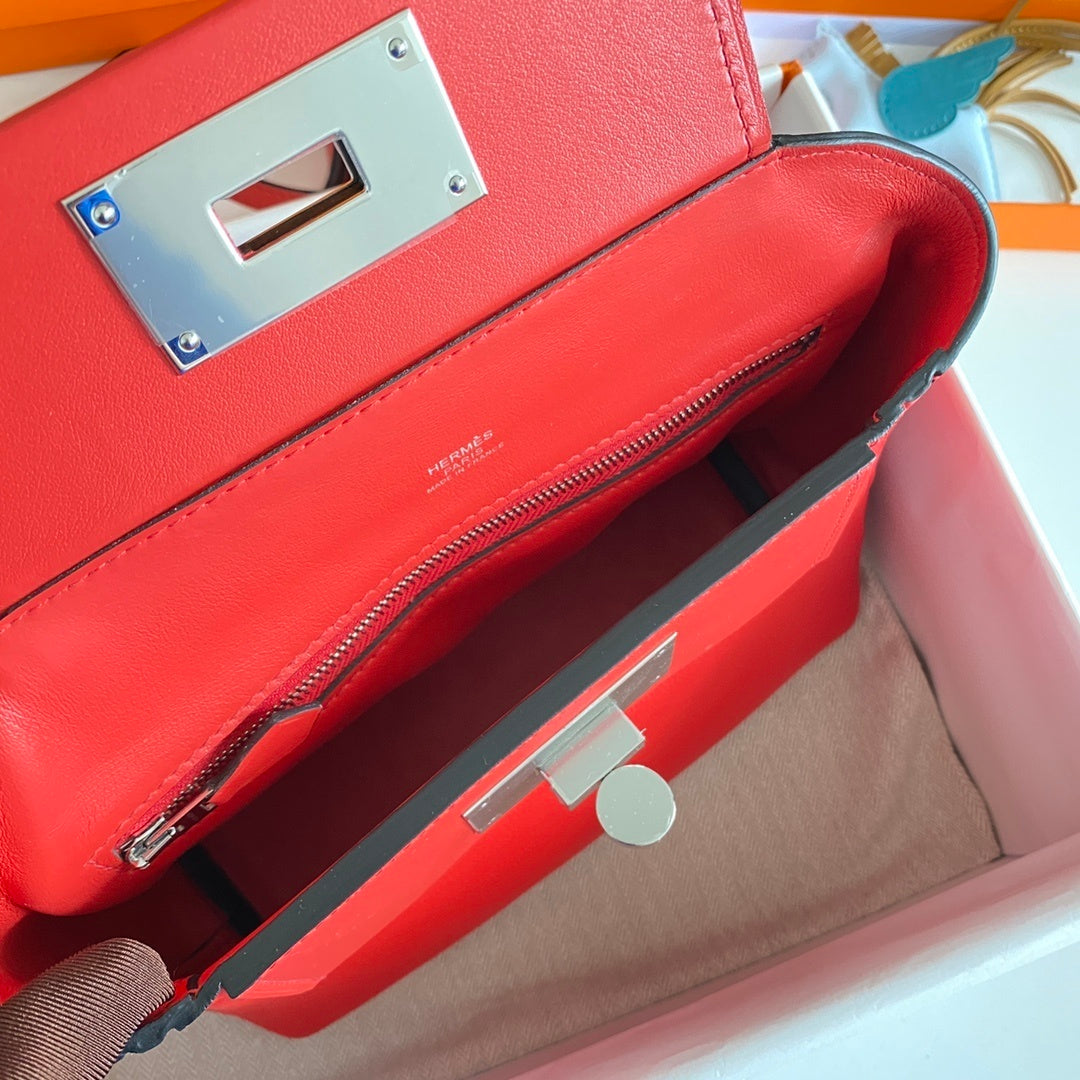 Hermès Kelly Red Leather Handbag With Signature Gold Plated Lock Design 2424-2
