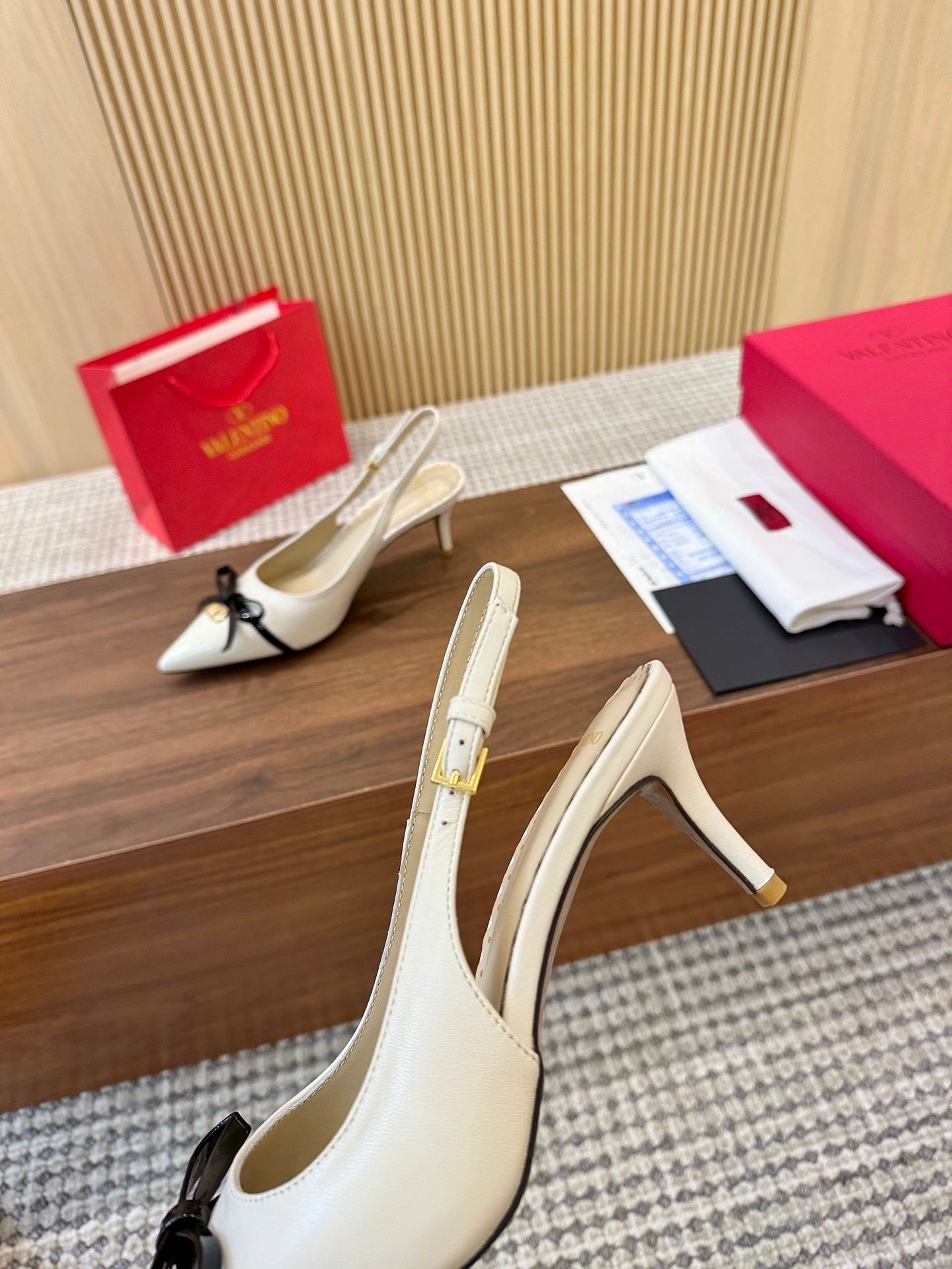 Valentino Women's Pointed Toe Bow High Heels Luxury Patent Leather Pumps
