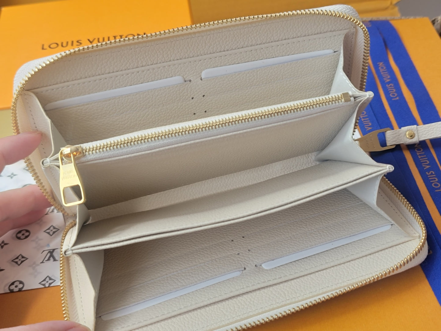 Elegant Louis Vuitton White Leather Wallet With Pink Monogram Embossing For Sophisticated Style M13644