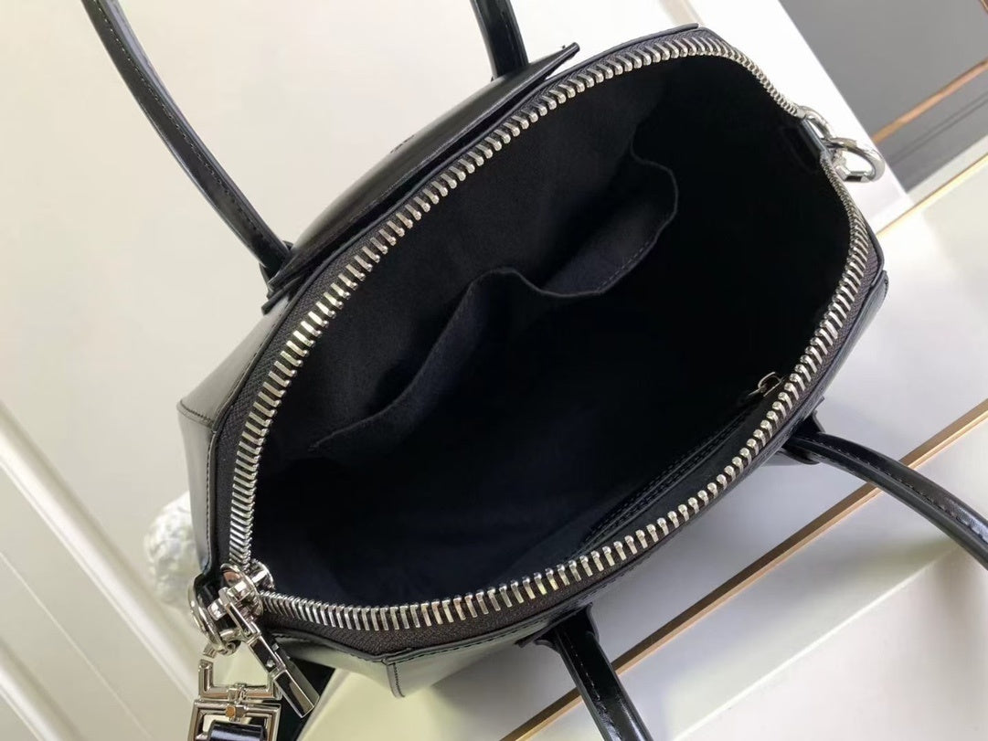 Givenchy Black Leather Antigona Handbag With Logo Embossing 9981