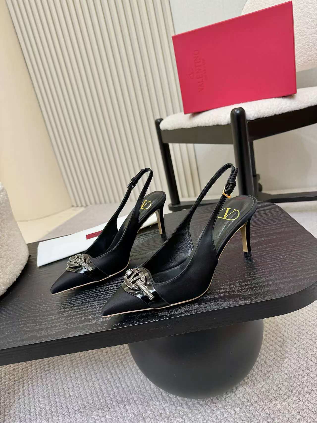 Valentino Women's Pointed Toe Bow High Heels Luxury Patent Leather Pumps