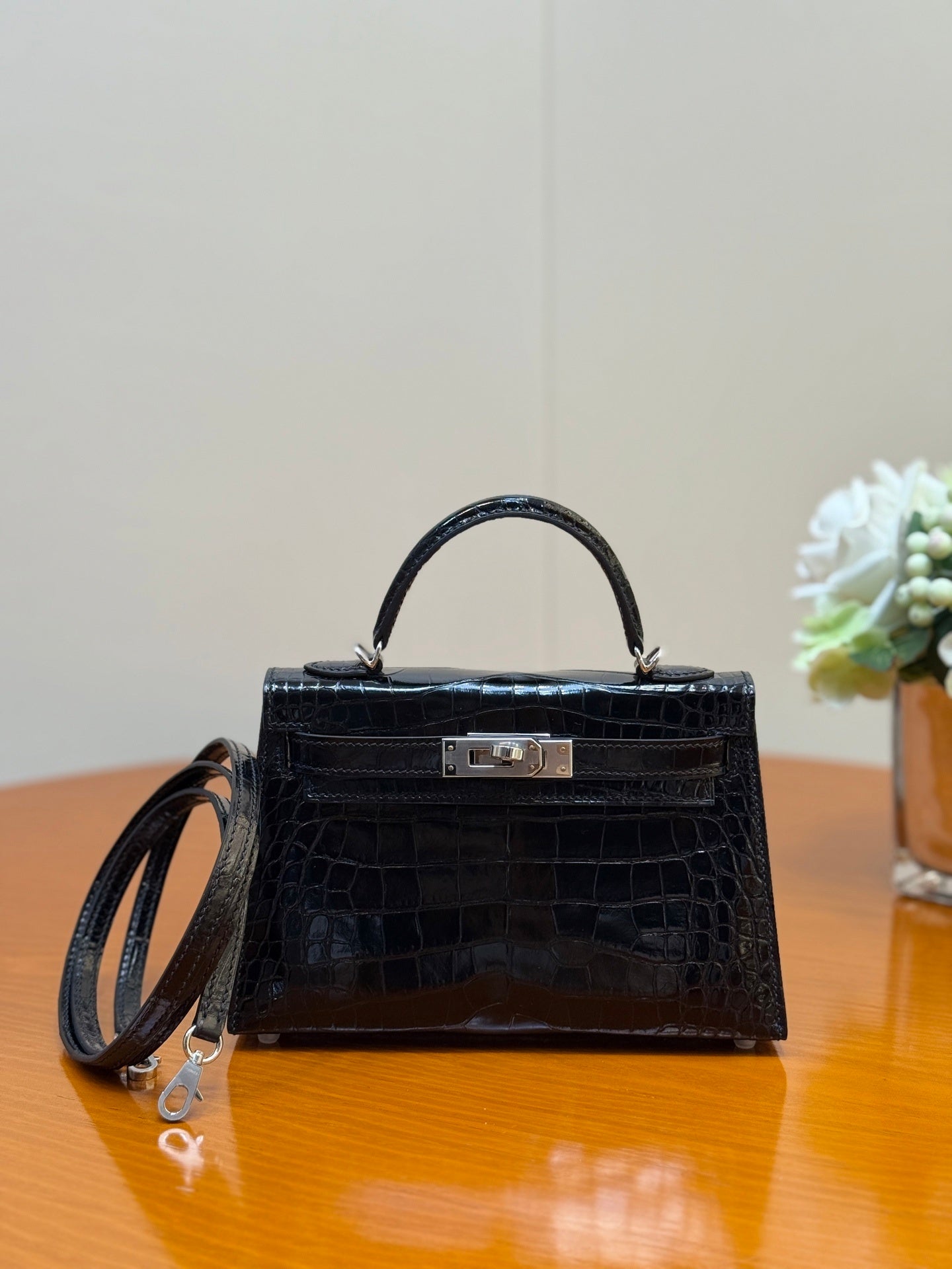 Elegant Hermès Kelly Bag in Cream Crocodile Leather with Strap 1920