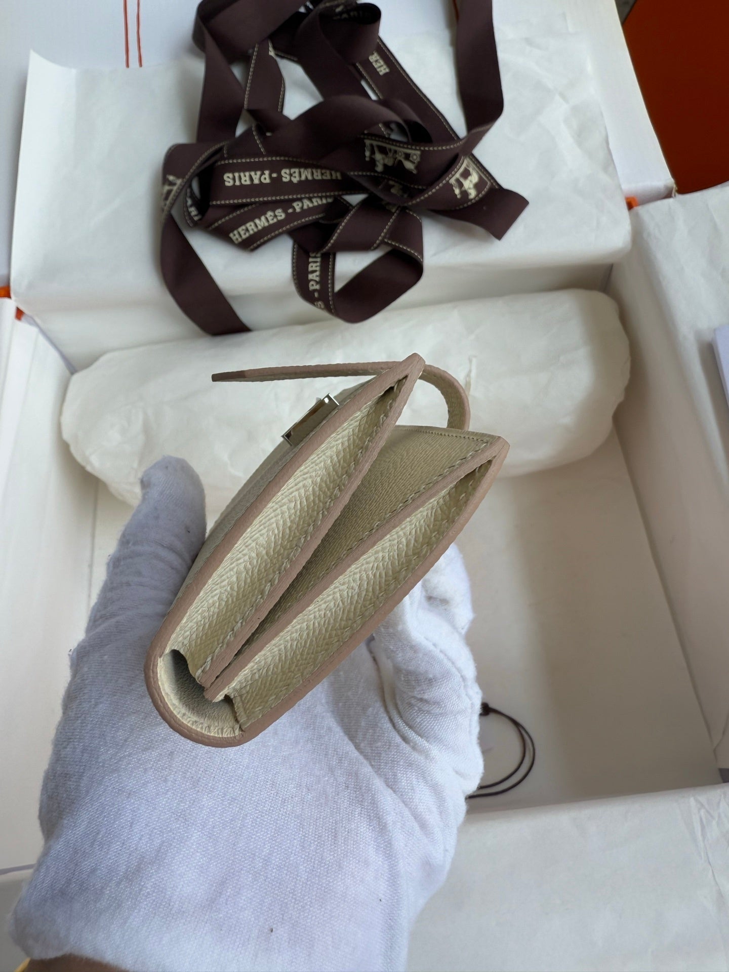 Chic Hermès Inspired Light Beige Leather Wallet with Iconic H Buckle in Gift Box 105-2
