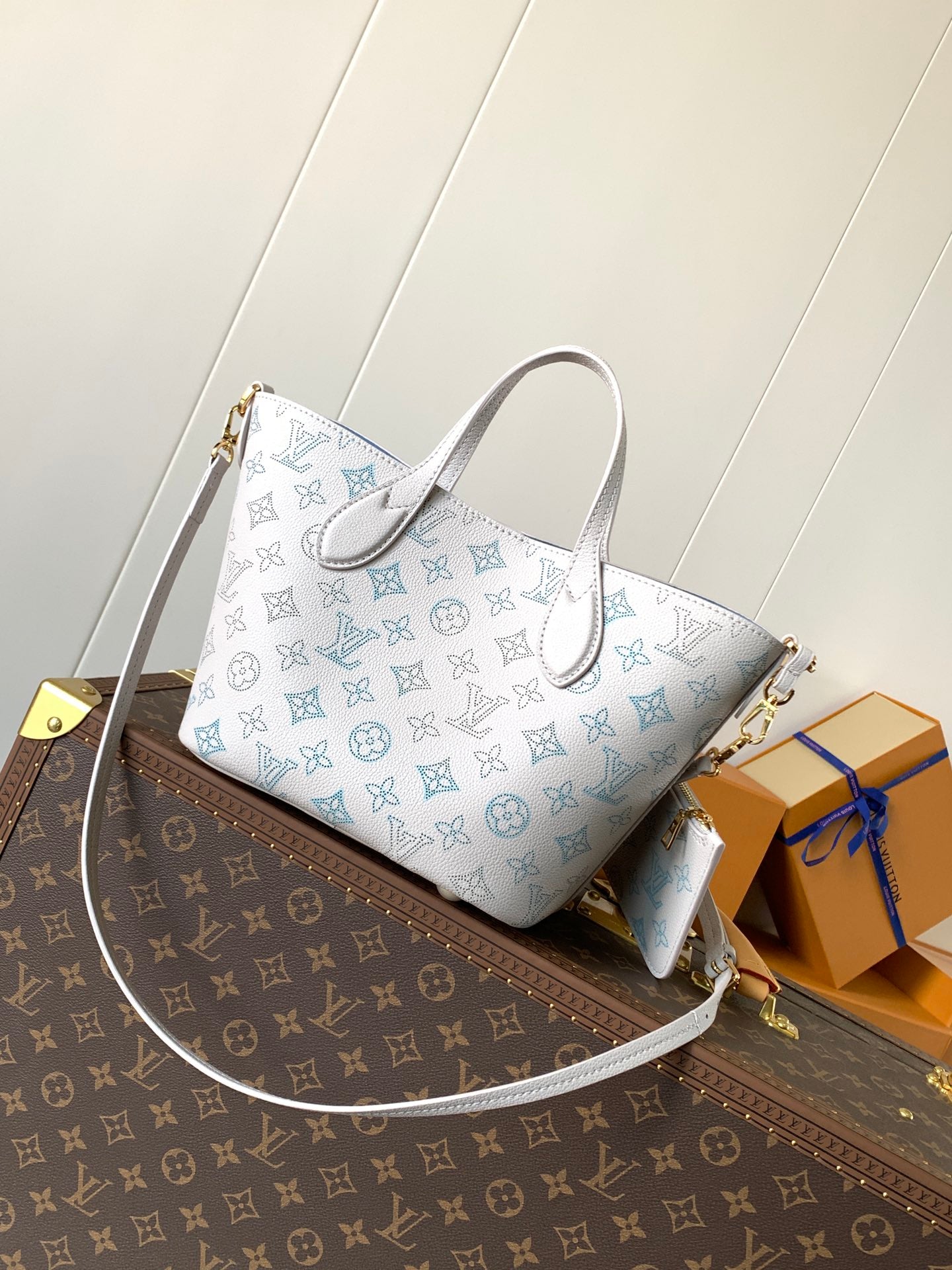Louis Vuitton Monogram Canvas Tote Bag Stylish Design With Matching Pouch For Fashion Lovers