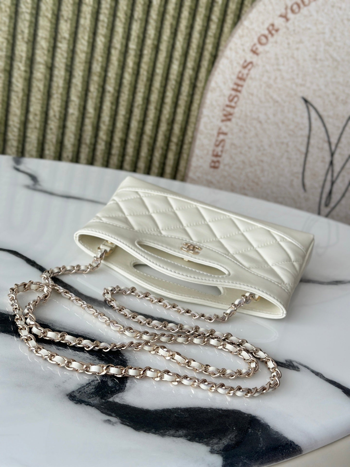 Chanel White Quilted Leather Handbag With Silver CC Logo And Chain Straps 3656