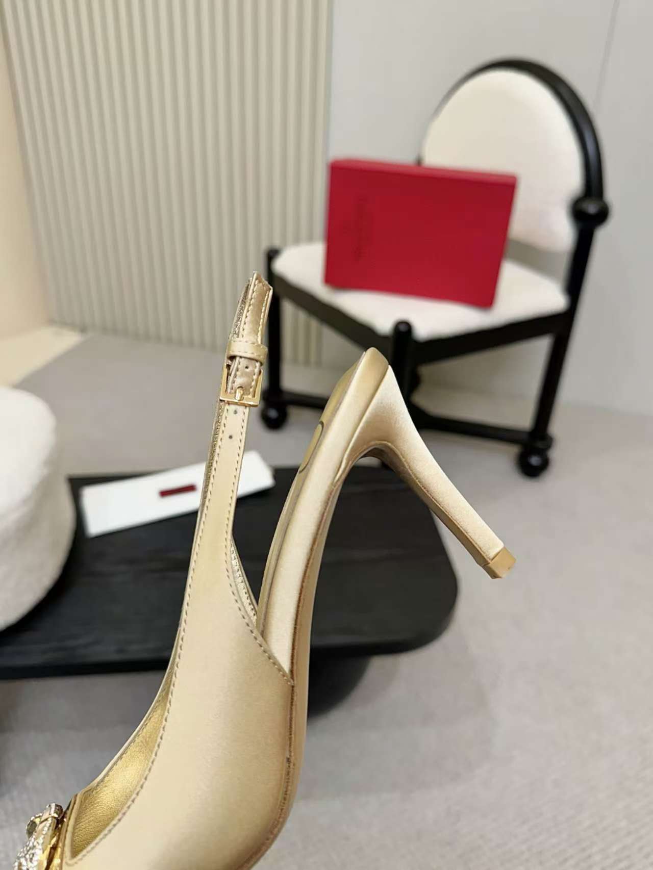 Valentino Women's Pointed Toe Bow High Heels Luxury Patent Leather Pumps