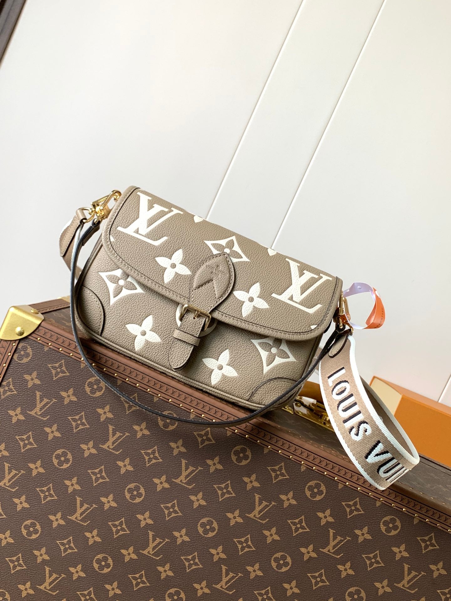 Stylish Louis Vuitton Handbag with Monogram Print and Adjustable Strap for Fashion Enthusiasts