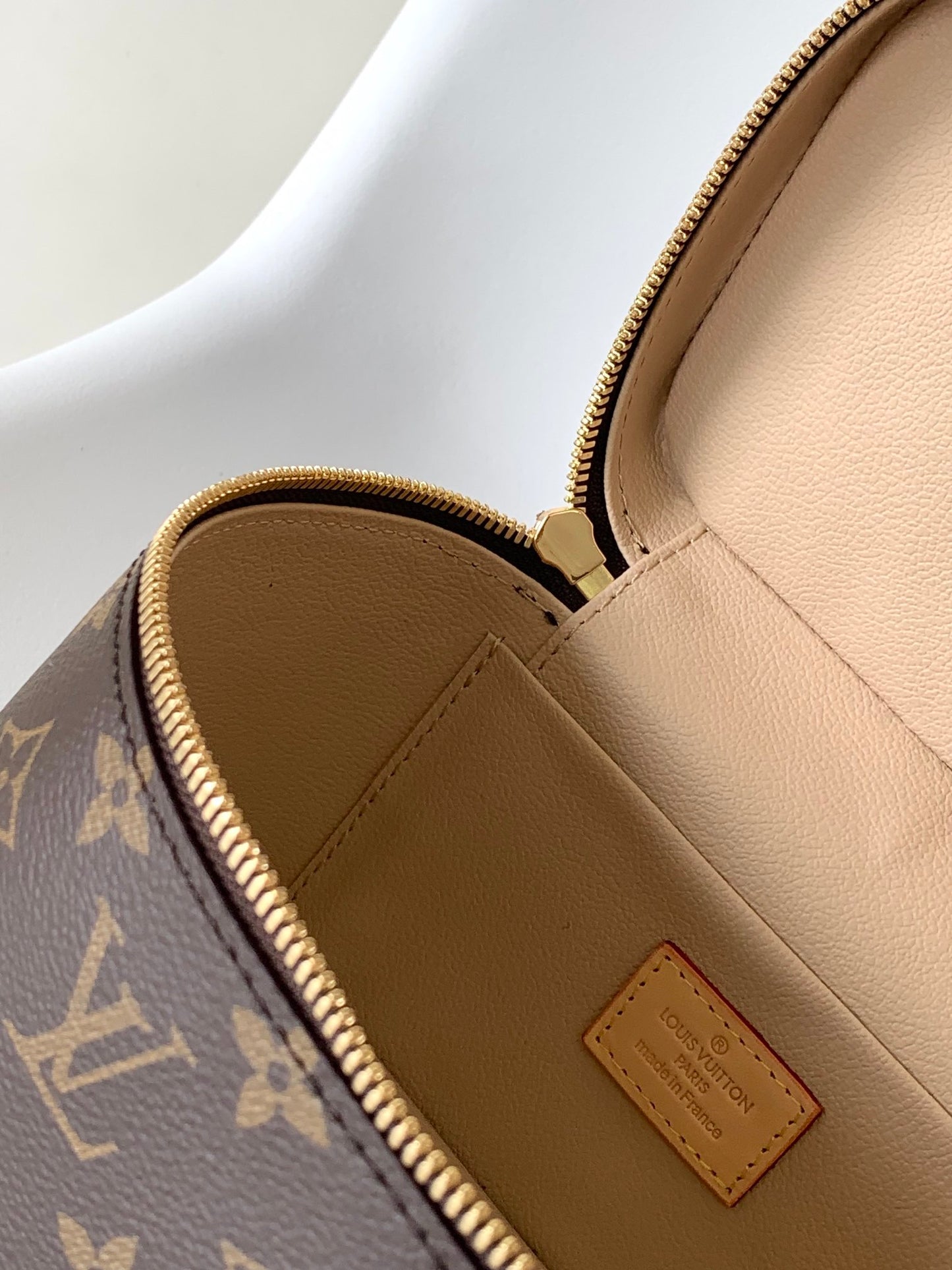 Elegant Louis Vuitton Monogram Vanity Case with Top Handle and Gold Zippers