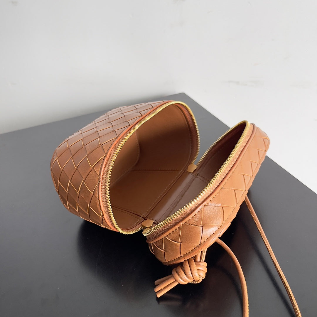 Chic Bottega Veneta Intrecciato Leather Crossbody Bag for Timeless Fashion Statements BV743551