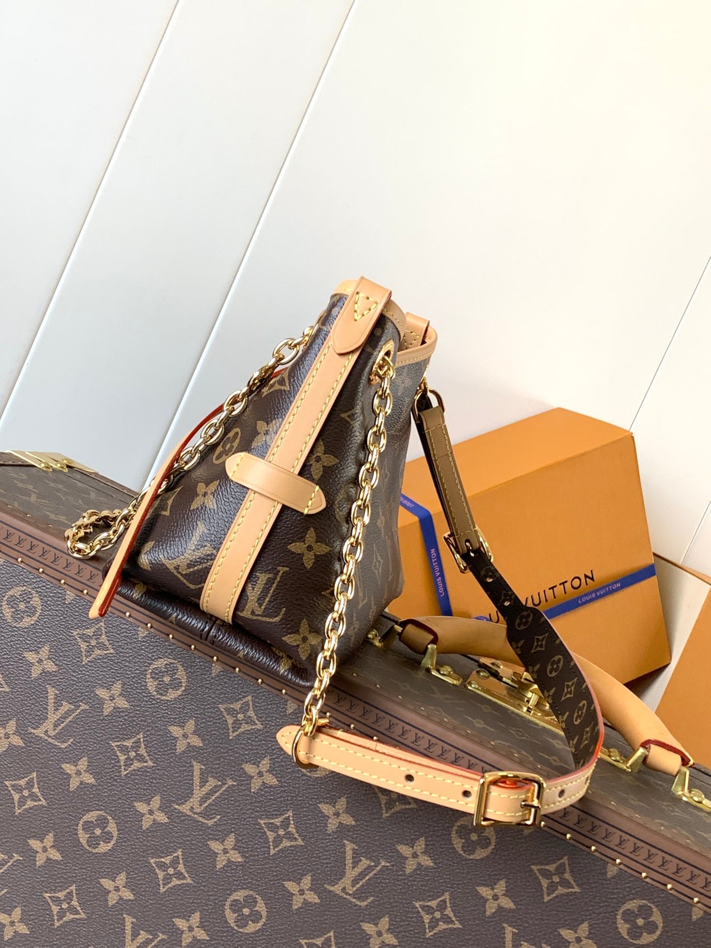 High Quality Louis Vuitton Handbag with Classic Monogram Pattern and Chain Strap