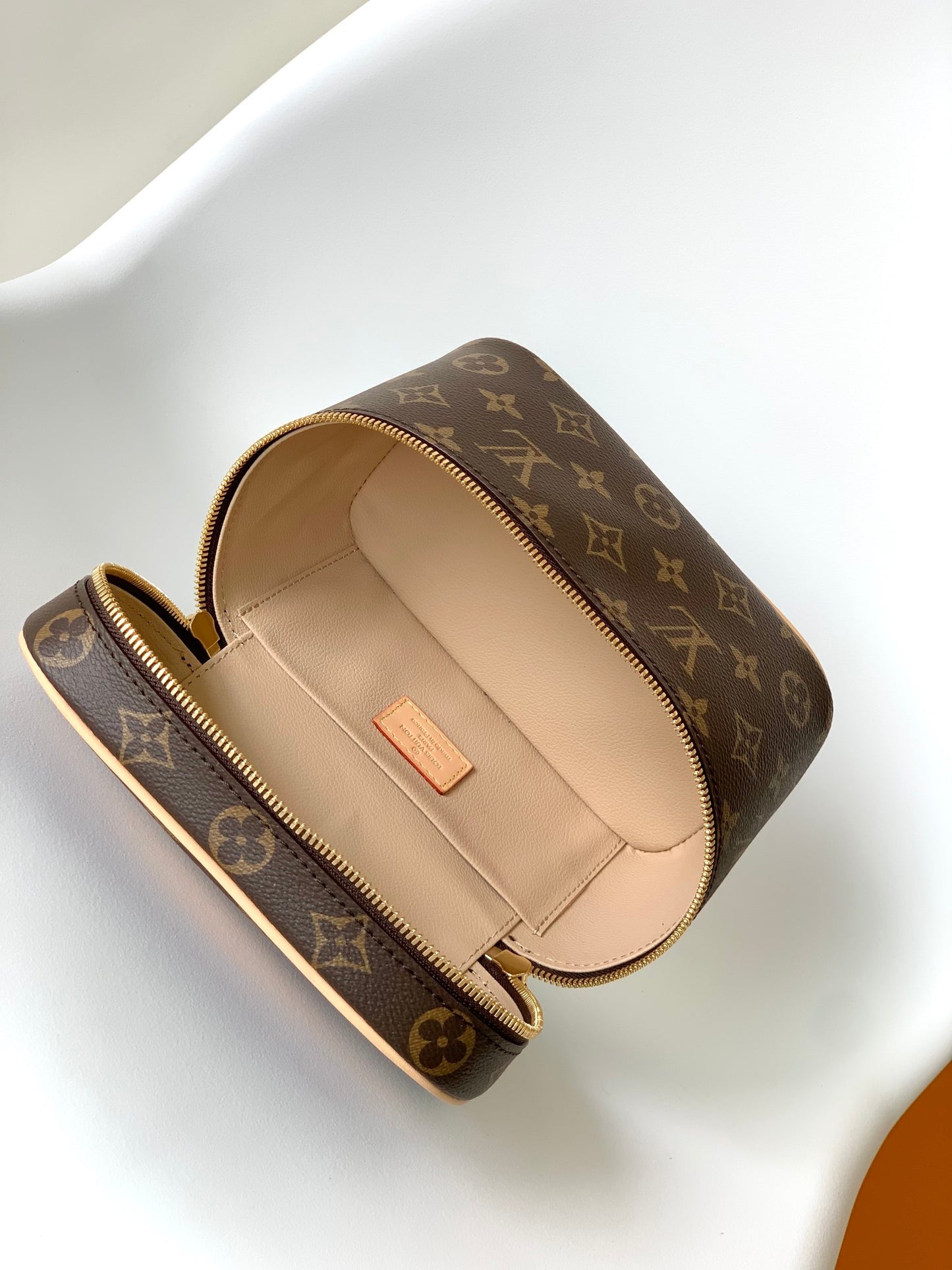 Elegant Louis Vuitton Monogram Vanity Case with Top Handle and Gold Zippers