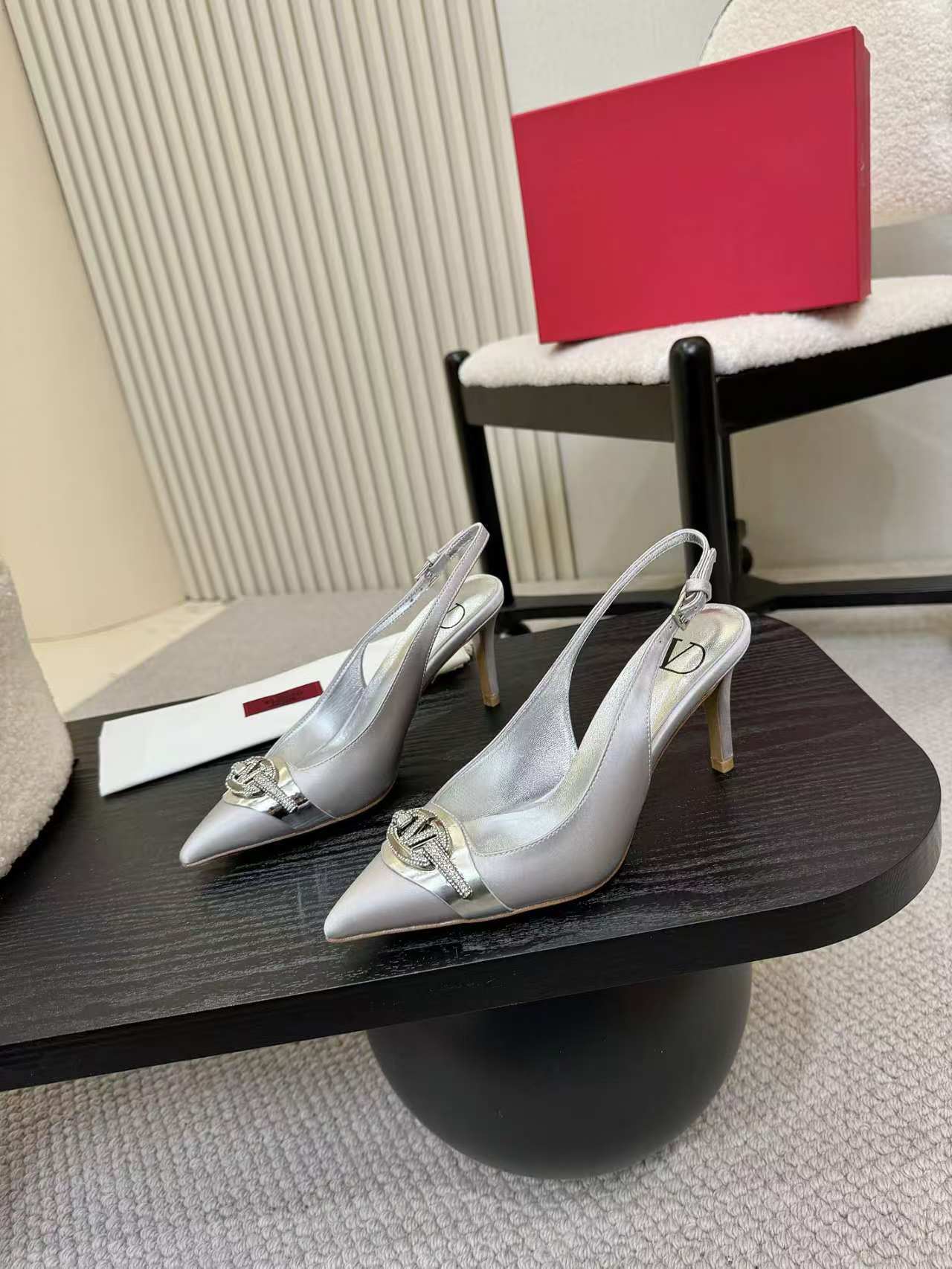 Valentino Women's Pointed Toe Bow High Heels Luxury Patent Leather Pumps
