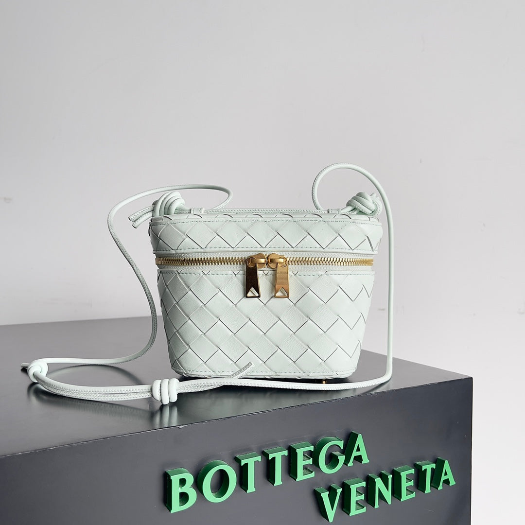 Chic Bottega Veneta Intrecciato Leather Crossbody Bag for Timeless Fashion Statements BV743551
