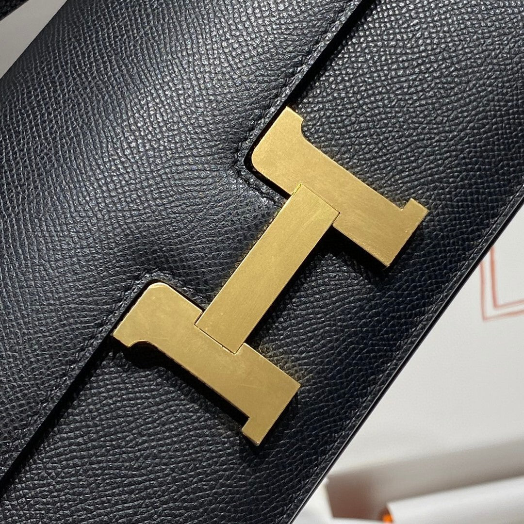 Sophisticated Hermès - Style Black Leather Crossbody Bag with Gold H Buckle p66
