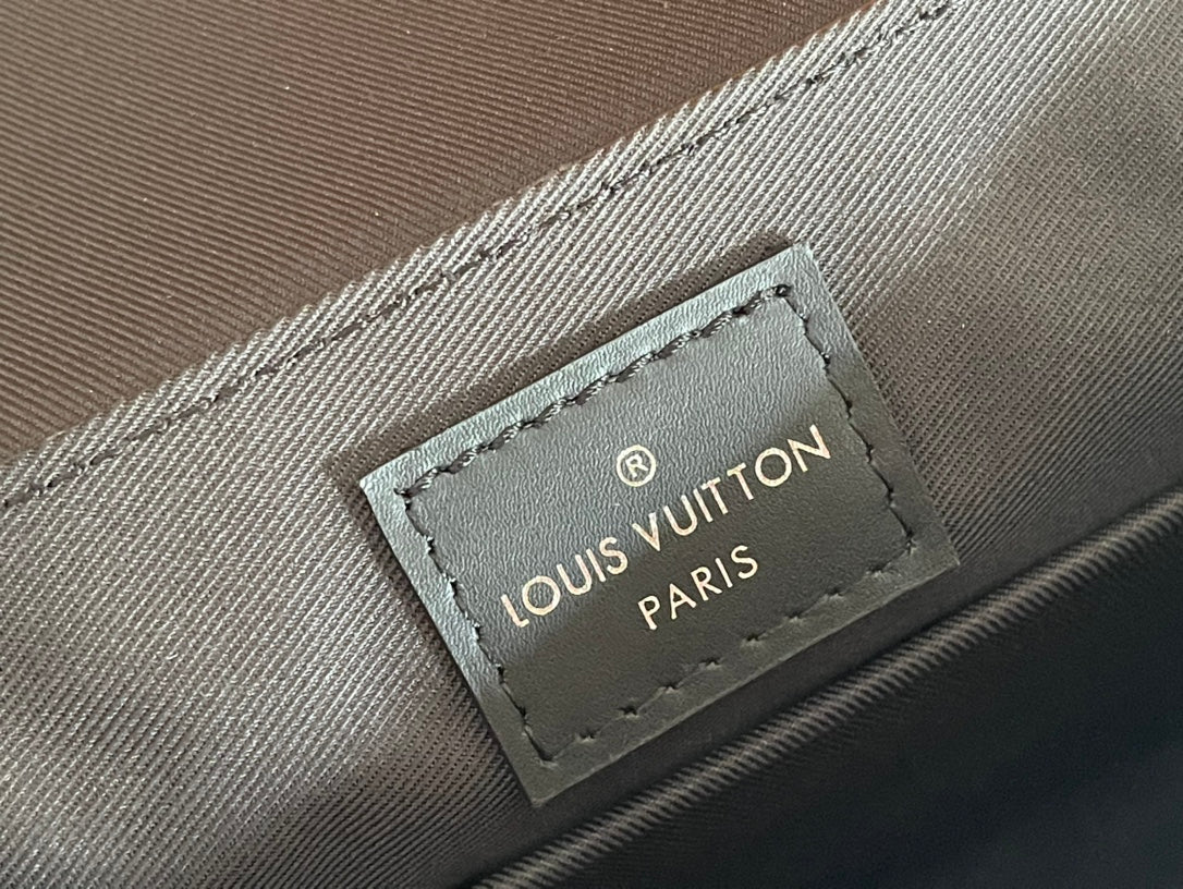 Chic Louis Vuitton Monogram Canvas Messenger Bag for Fashion - Forward Daily Looks M46255