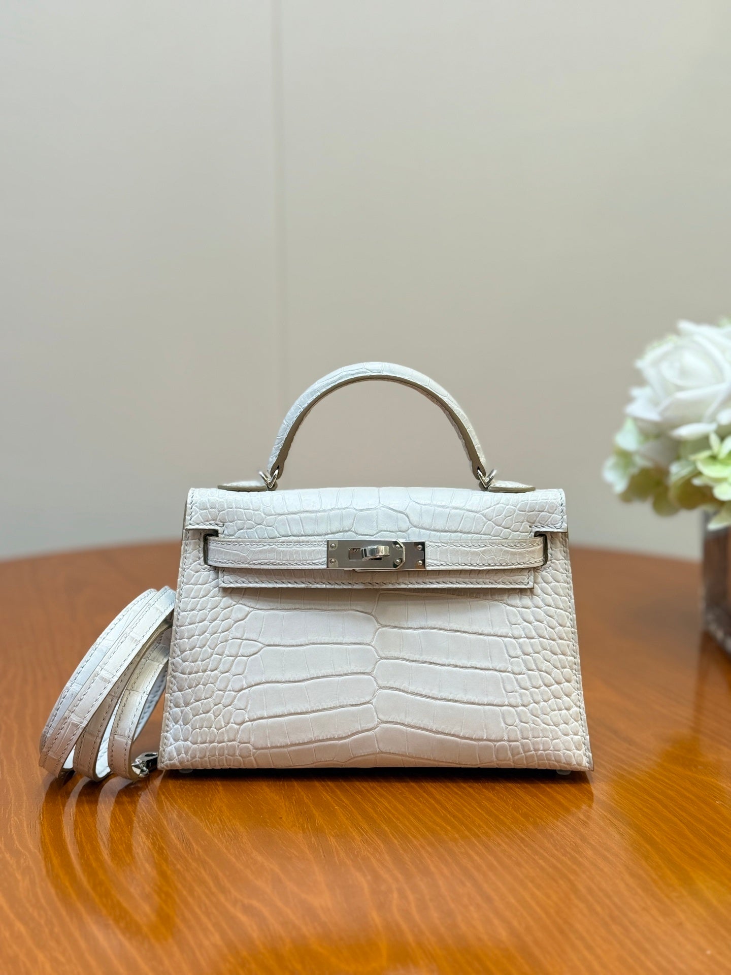 Elegant Hermès Kelly Bag in Cream Crocodile Leather with Strap 1920