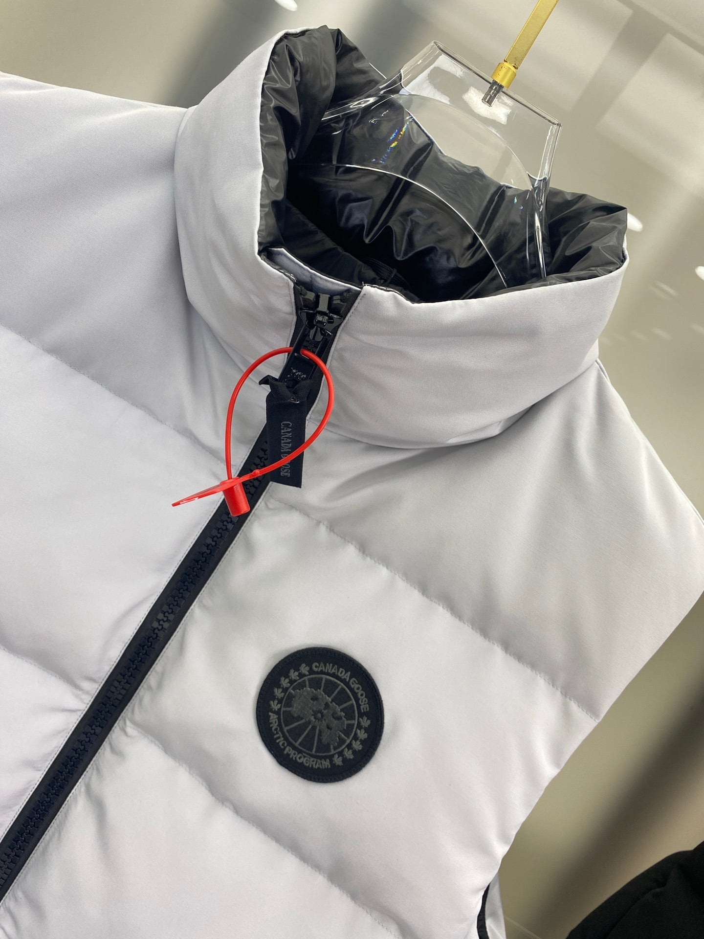 Women's White Canada Goose Style Down Vest: Timeless Warmth And Style