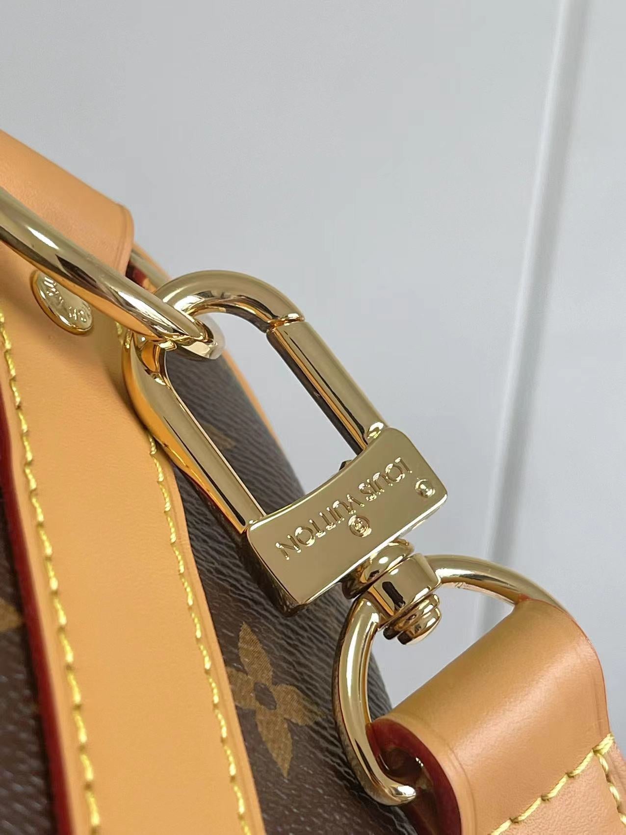 Stylish Louis Vuitton Speedy Bandoulière Bag with Monogram Canvas and Leather Trim