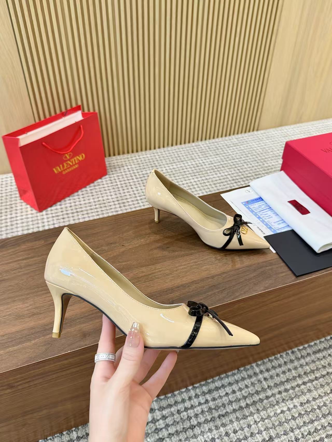 Valentino Women's Pointed Toe Bow High Heels Luxury Patent Leather Pumps