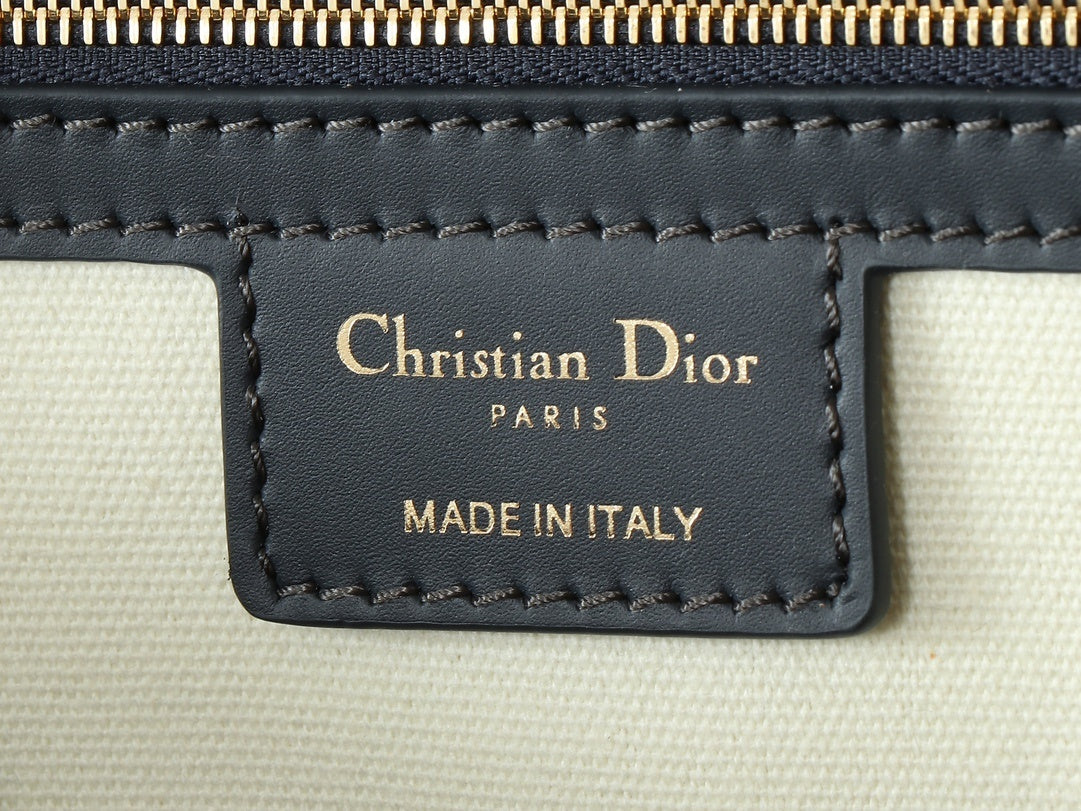 Stylish Dior D-Vibe Handbag With Signature Oblique Pattern And Gold - Tone Hardware M1340