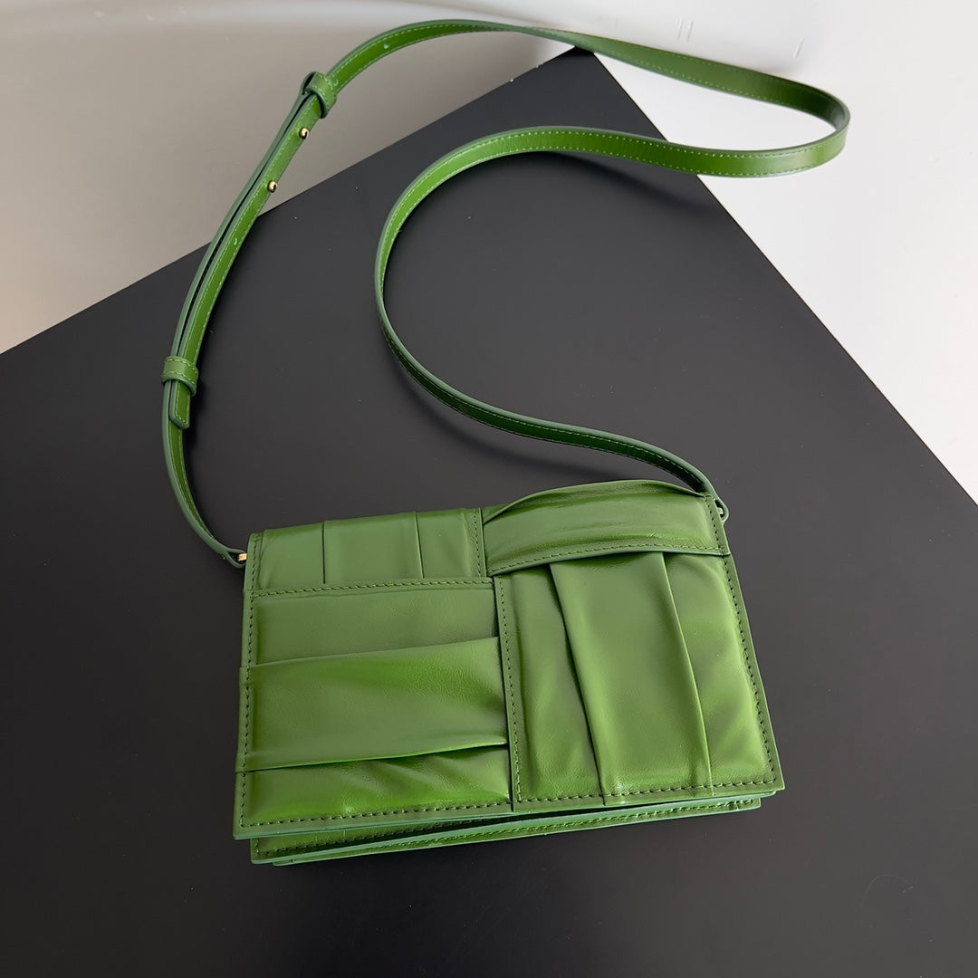Bottega Veneta Green Quilted Leather Crossbody Bag With Adjustable Strap For Stylish Outings BV731243