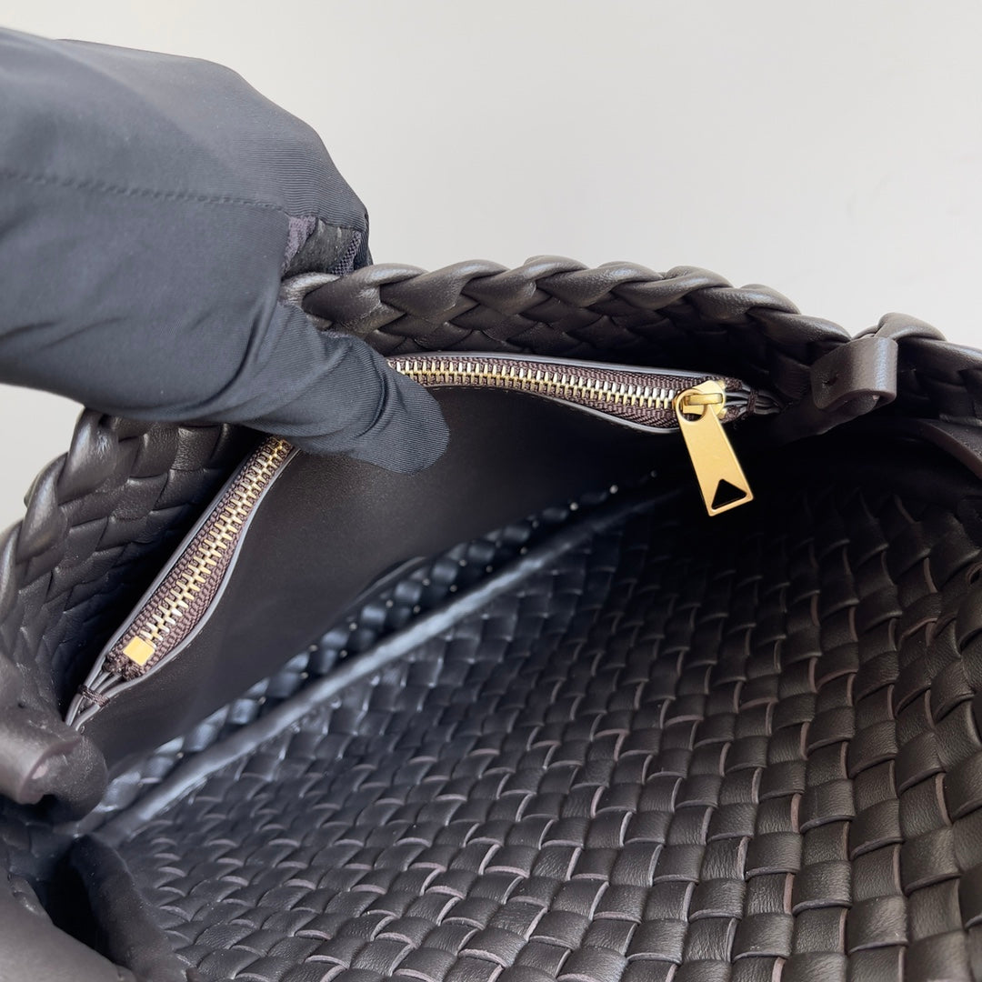 Bottega Veneta Woven Leather Crossbody Bag With Distinctive Pattern And Adjustable Strap Style No.709418