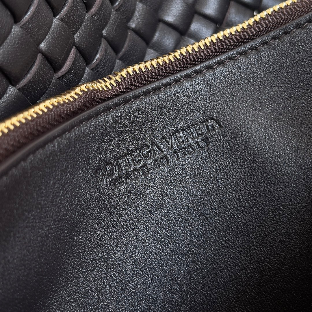 Bottega Veneta Woven Leather Crossbody Bag With Distinctive Pattern And Adjustable Strap Style No.709418